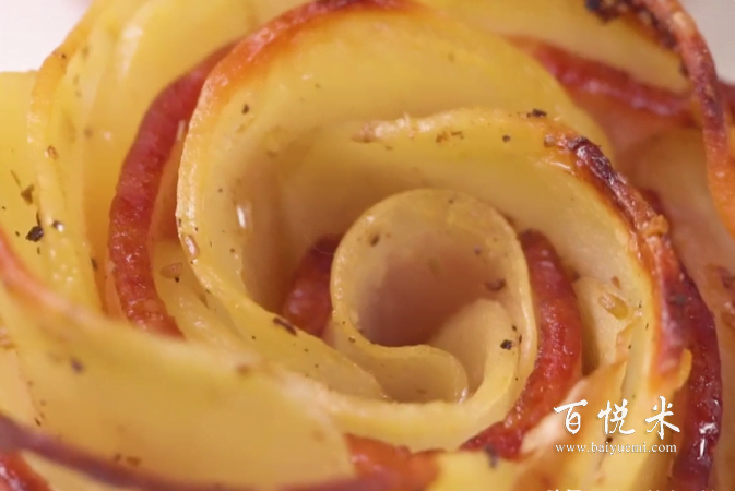 好看又好吃的土豆培根玫瑰卷，葷素搭配，焦香味美，家人都愛吃